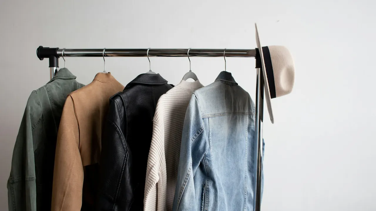 Arara de loja com peças de roupa organizadas