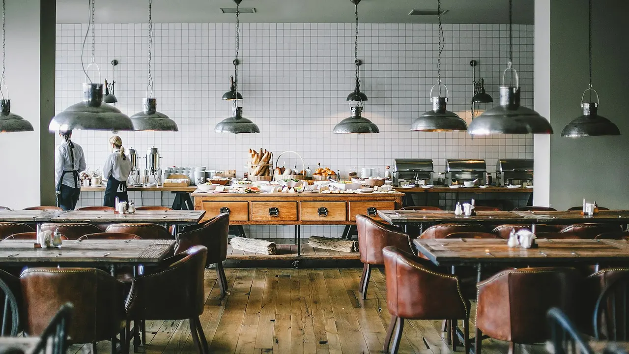 Salão de restaurante pronto para o movimento de fim de ano